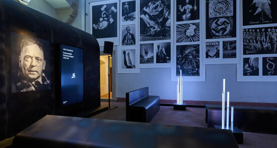 OD VÍRY KE LŽI / Kaple křížů